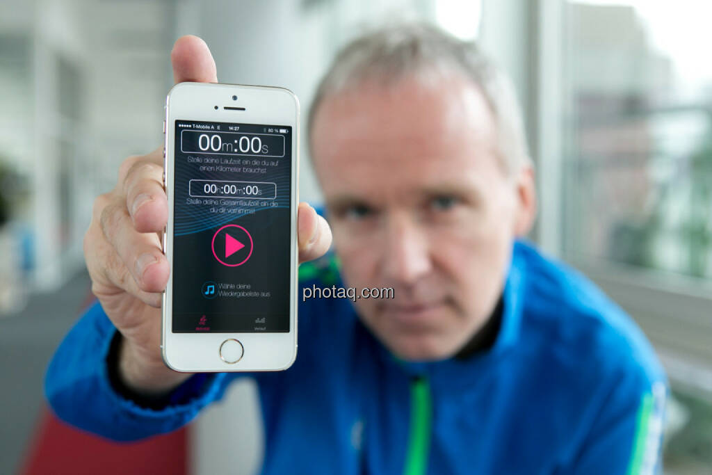 Christian Drastil mit dem Startscreen der runplugged Laufapp, © runplugged.com/Martina Draper (01.05.2014) 