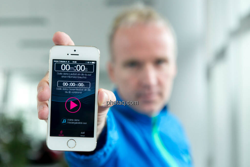 Christian Drastil mit dem Startscreen der runplugged Lauf-app., © runplugged.com/Martina Draper (01.05.2014) 