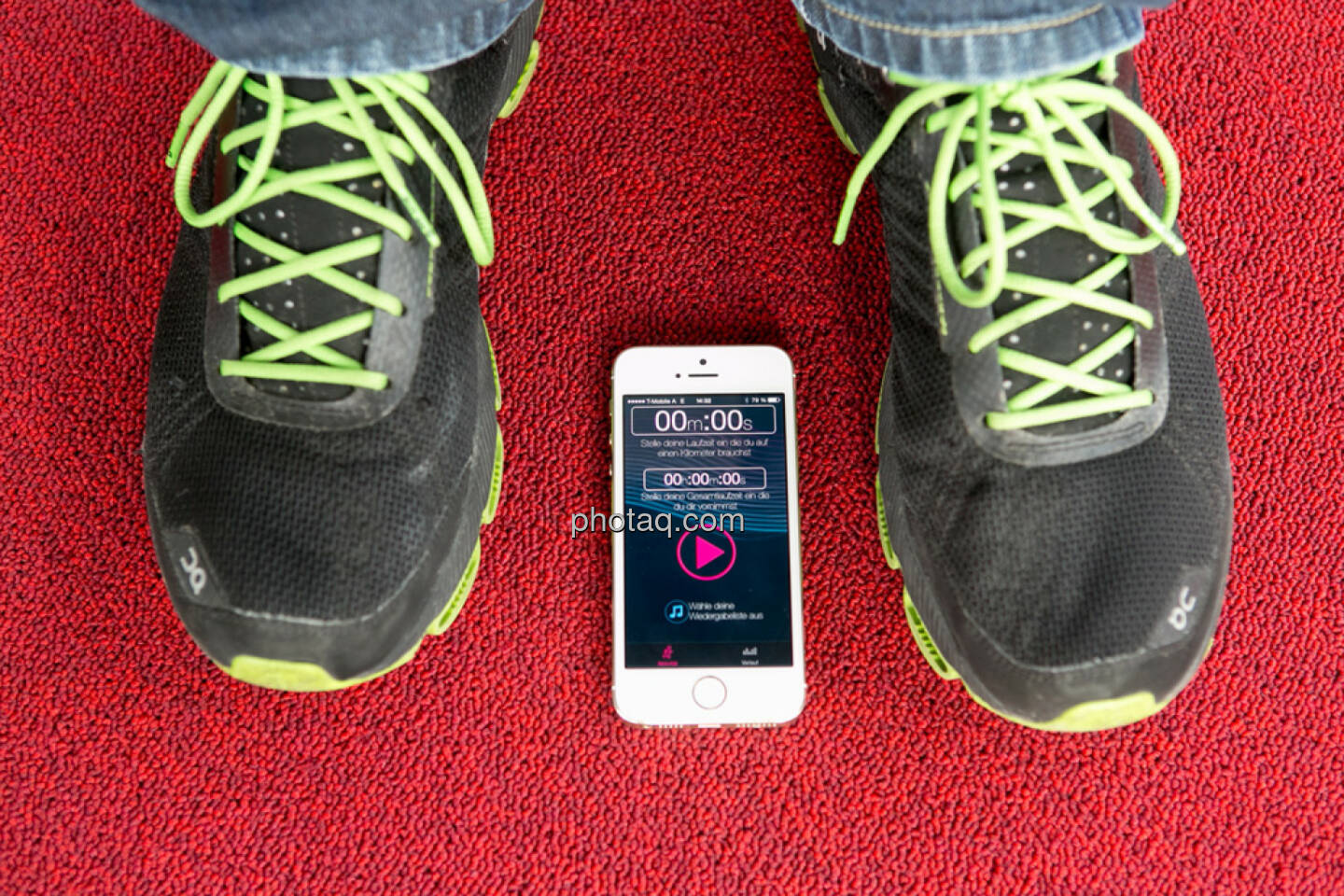 Startscreen der runplugged Lauf-app mit Laufschuhen