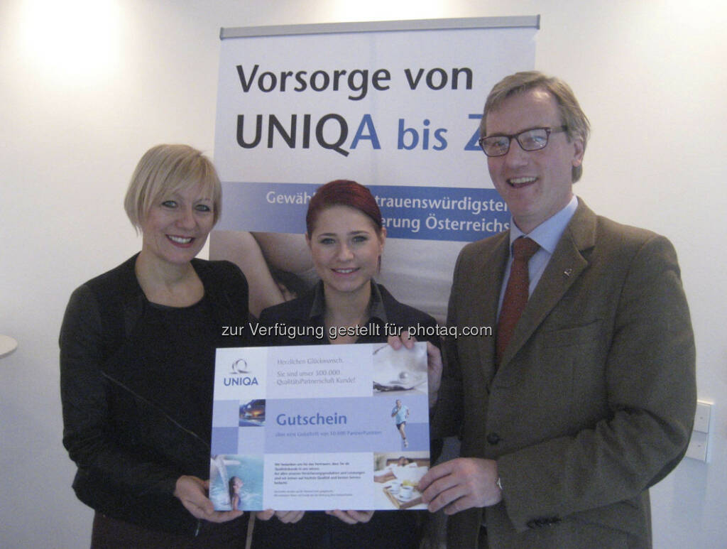 Uniqa begrüßt 500.000ste QualitätsPartnerin. V.l.n.r.: Uniqa GA Eventus Wieslawa Glowinksi, QualitätsPartnerin Desiree Marie Theres Zechner, Landesdirektor Hannes Kuschnig (c) Uniqa (Aussendung) (21.12.2012) 