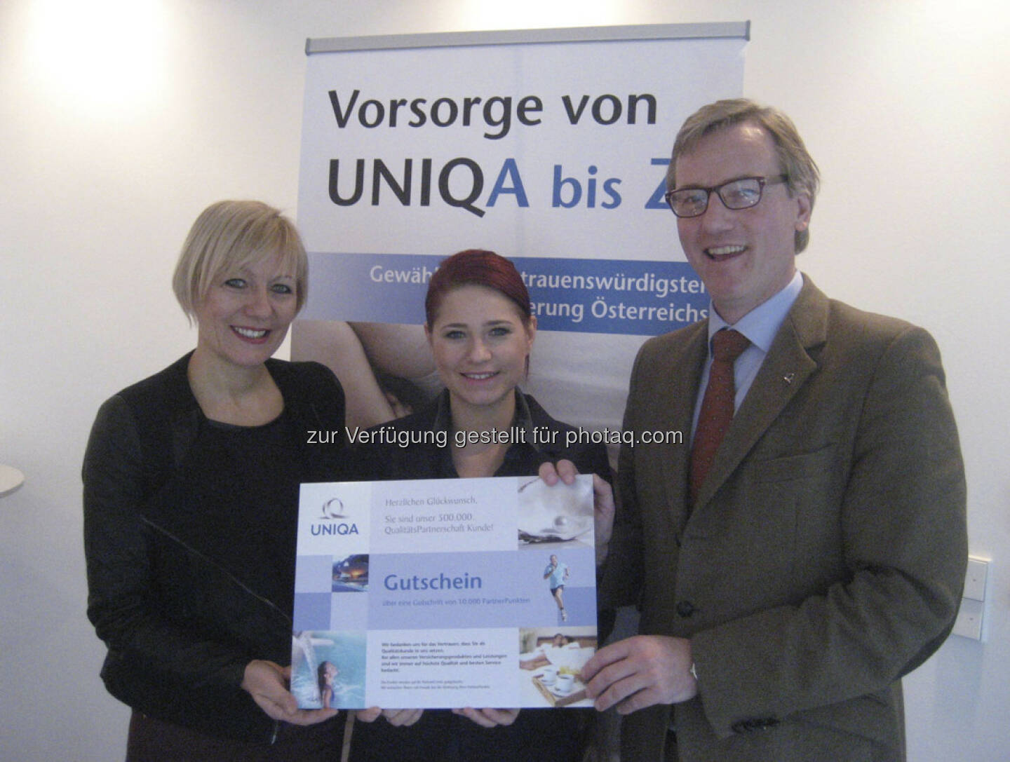 Uniqa begrüßt 500.000ste QualitätsPartnerin. V.l.n.r.: Uniqa GA Eventus Wieslawa Glowinksi, QualitätsPartnerin Desiree Marie Theres Zechner, Landesdirektor Hannes Kuschnig (c) Uniqa (Aussendung)