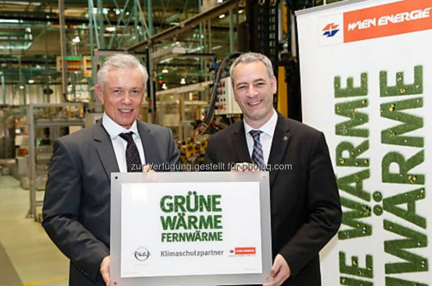 Opel Wien zieht positive Umweltbilanz: Robert Grüneis (Geschäftsführer Wien Energie), Michael Lewald (Generaldirektor Opel Wien) (c) Lechner