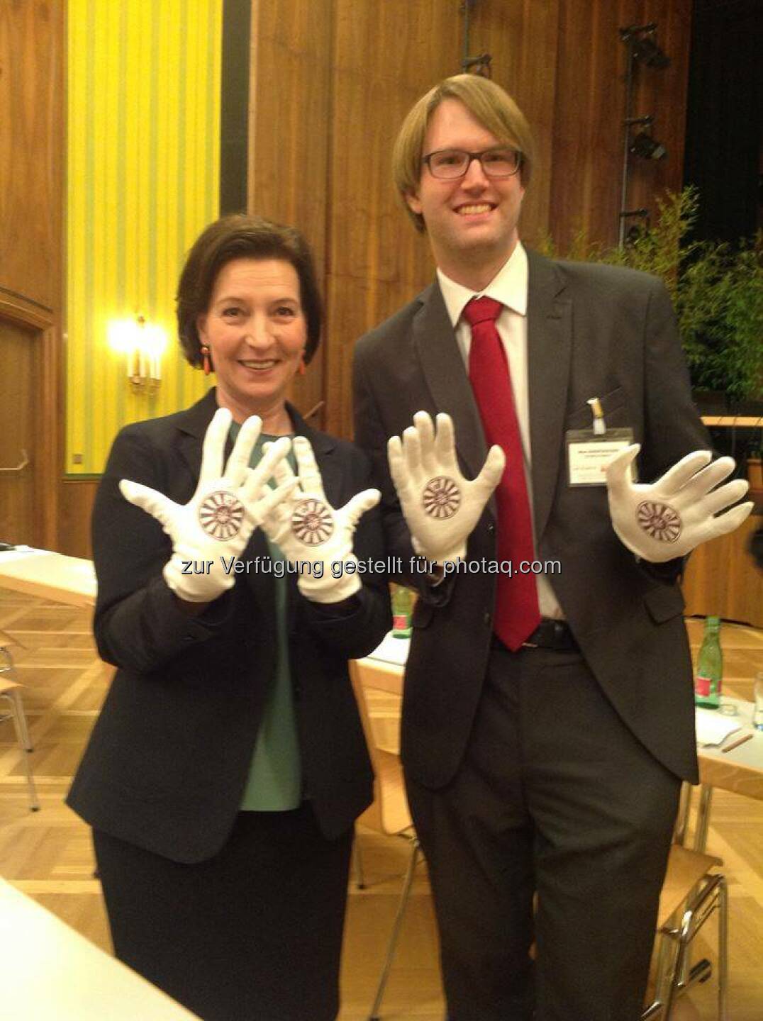 Helping Hands: Bundesministerin für Bildung und Frauen, Gabriele Heinisch-Hosek mit Marc Germeshausen (Bild: Round Table Austria)