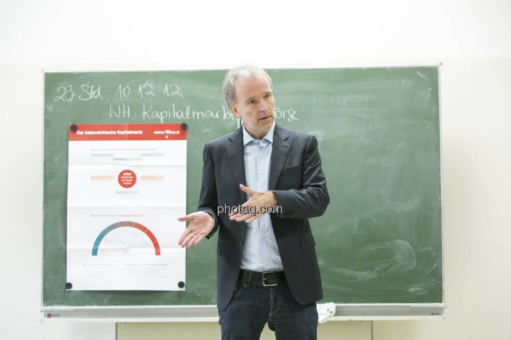 Christian Drastil in der 4 AK beim Börseunterricht, © Martina Draper/finanzmarktfoto.at (21.12.2012) 