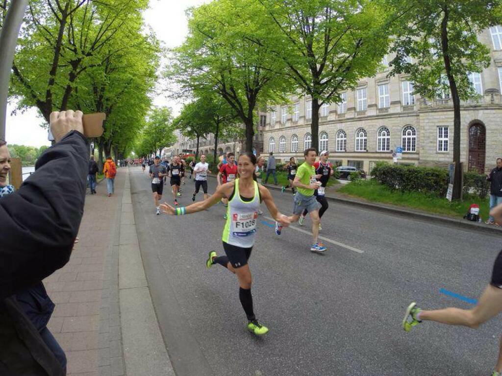 Runplugged Betatesterin beim Hamburg Marathon in knapp mehr als 3h im Ziel https://www.facebook.com/ (04.05.2014) 