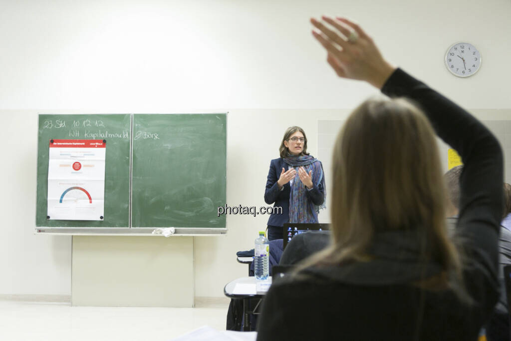 Julia Smid in der 4 AK beim Börseunterricht, © Martina Draper/finanzmarktfoto.at (21.12.2012) 