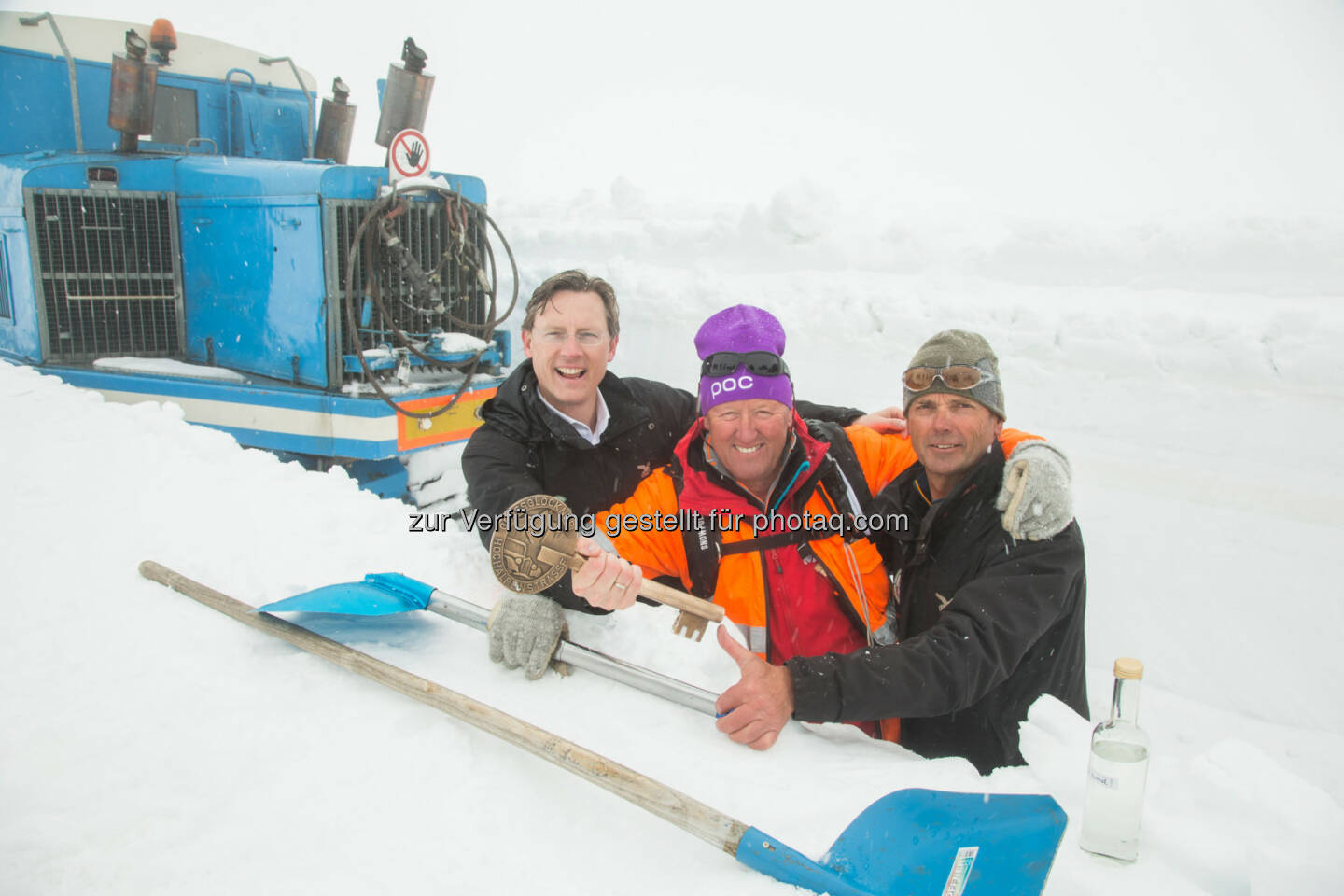 Großglockner Hochalpenstraßen AG: GD Johannes Hörl, Fräsenfahrer  Anton Bernhardt und der Leiter der Schneeräumung Peter Embacher: Erfolgreicher Durchstich: Startschuss für die Saison 2014