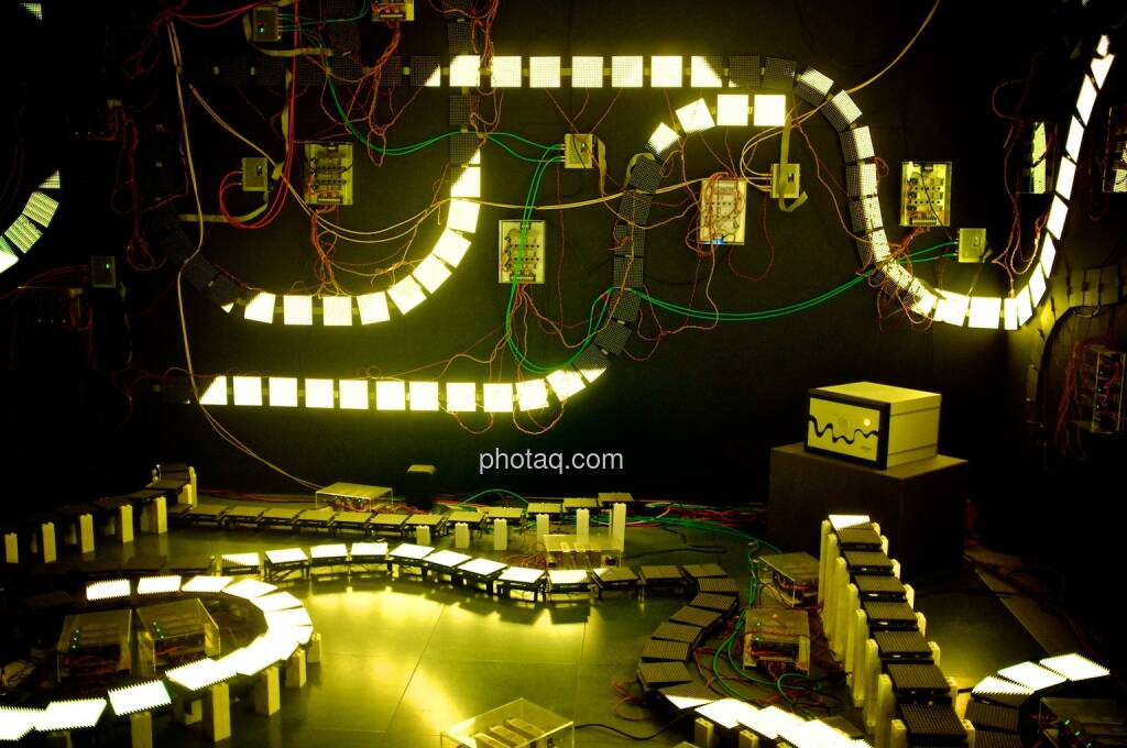 Strom, Stromkreis, gelb, Ars Electronica Center (05.05.2014) 