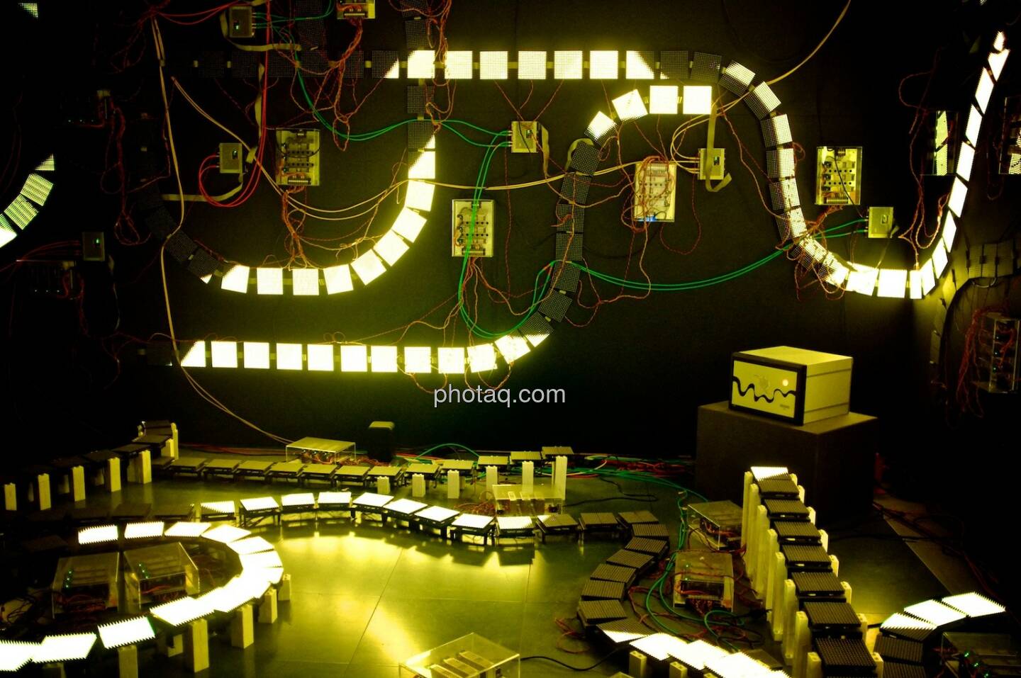 Strom, Stromkreis, gelb, Ars Electronica Center