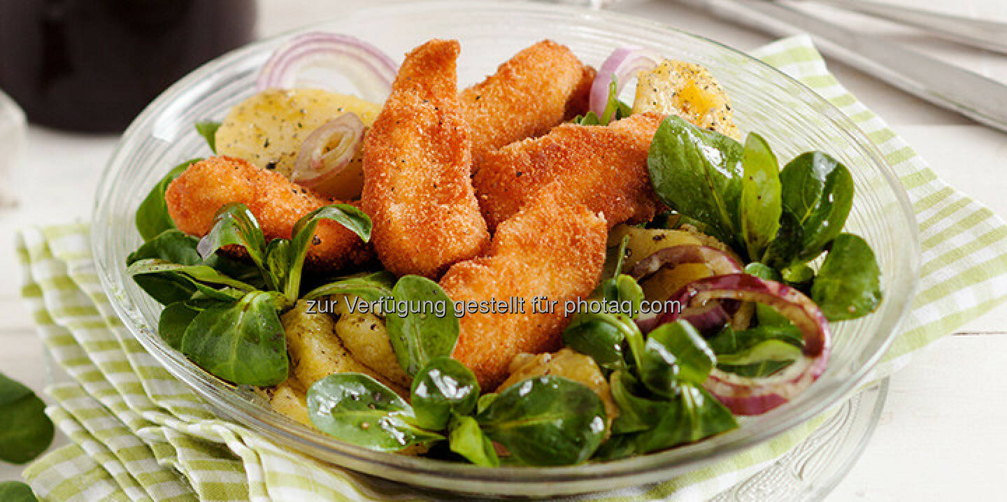 Backhendl-Salat mit steirischem Kürbiskernöl - http://www.kochabo.at/backhendl-salat-mit-steirischem-kuerbiskernoel/