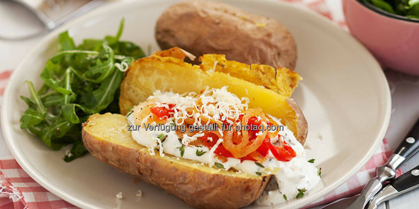Ofenkartoffeln mit Paprikastreifen und Sauerrahmdip - http://www.kochabo.at/ofenkartoffeln-mit-paprikastreifen-und-sauerrahmdip/
