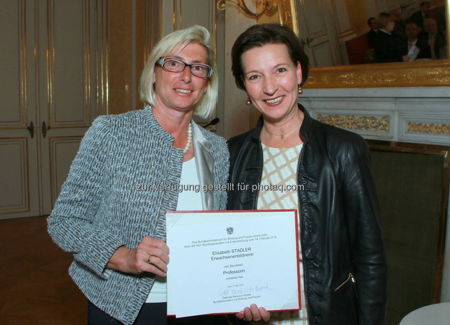 Elisabeth Stadler, Vorstandsvorsitzende Ergo Austria International AG erhält Professorentitel, hier mit Bundesministerin Gabriele Heinisch-Hosek bei der Urkundenverleihung 
