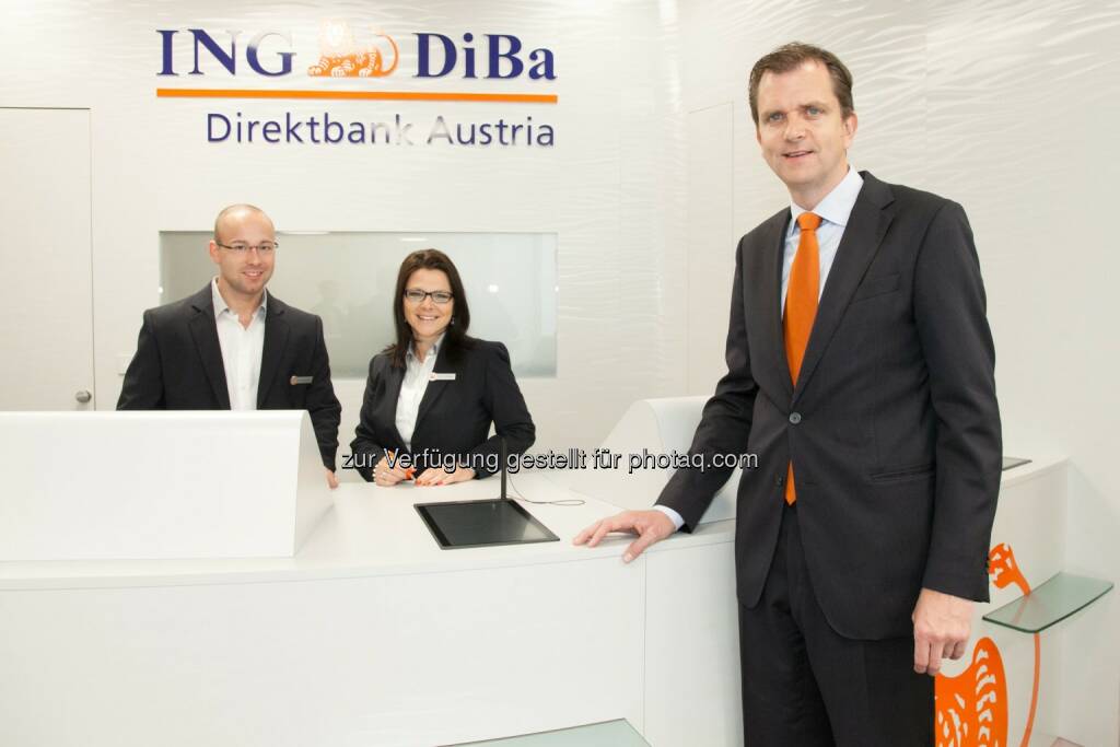 ING-DiBa Direktbank Austria: Roel Huisman (CEO ING-DiBa Direktbank Austria) mit Mitarbeitern des neu eröffneten Servicepoints am Schwedenplatz  (07.05.2014) 