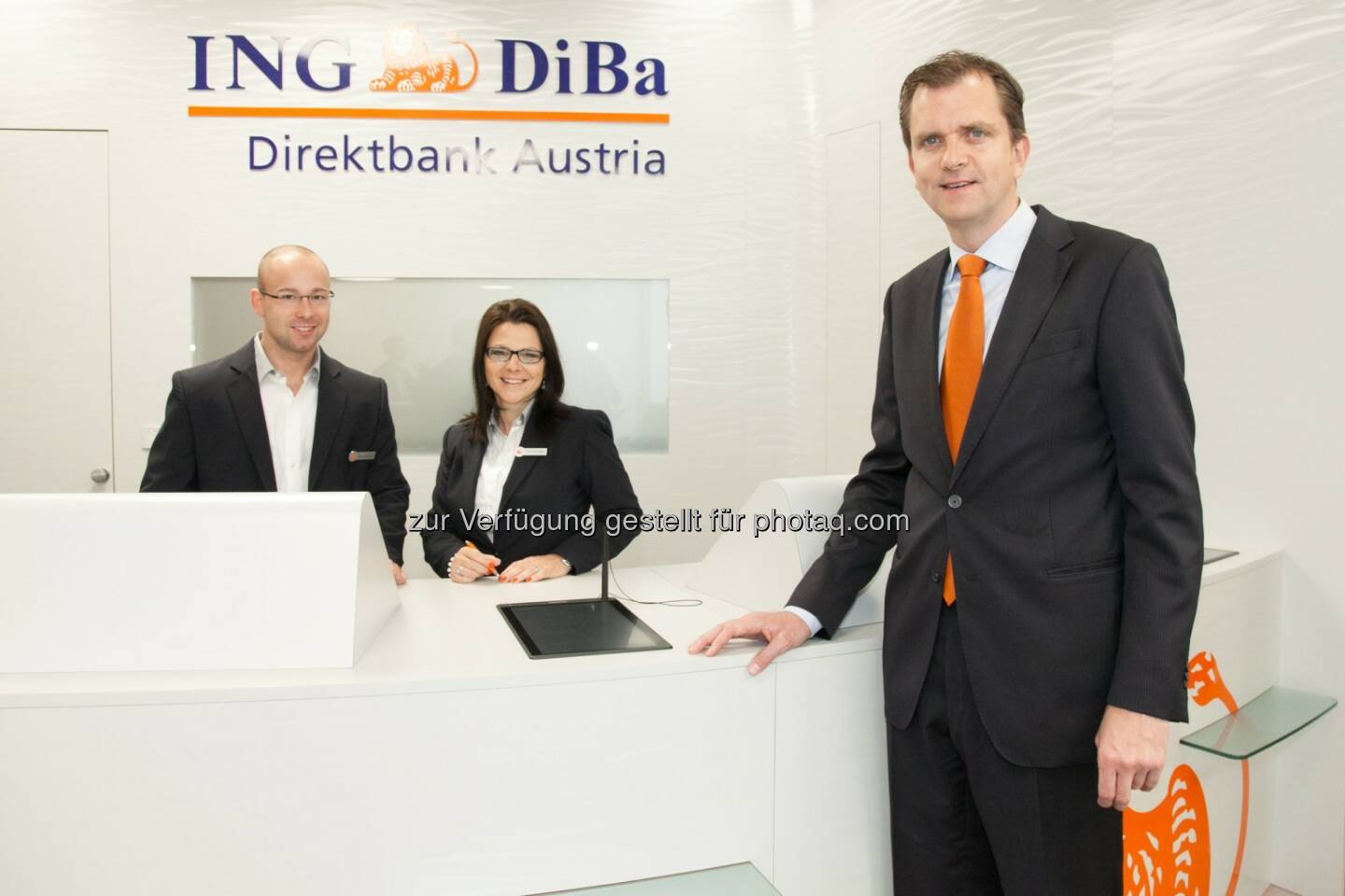 ING-DiBa Direktbank Austria: Roel Huisman (CEO ING-DiBa Direktbank Austria) mit Mitarbeitern des neu eröffneten Servicepoints am Schwedenplatz 