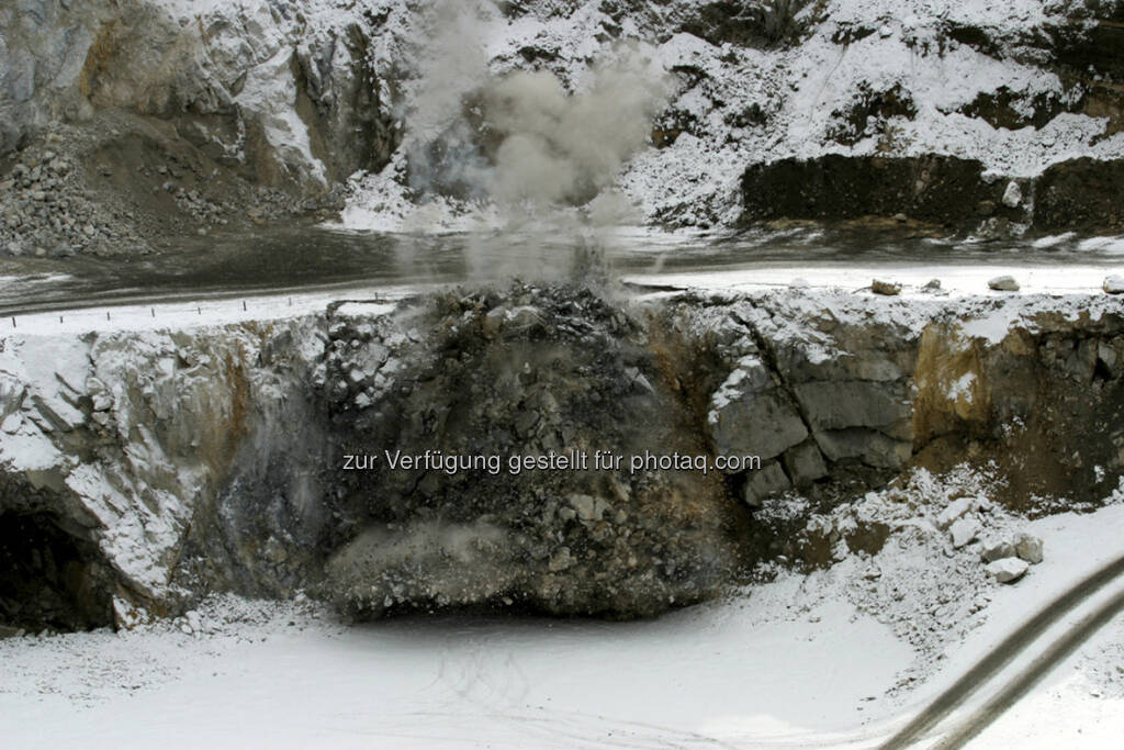 RHI Imagebild - Sprengung im Übertage Bergbau, © RHI Homepage (22.12.2012) 