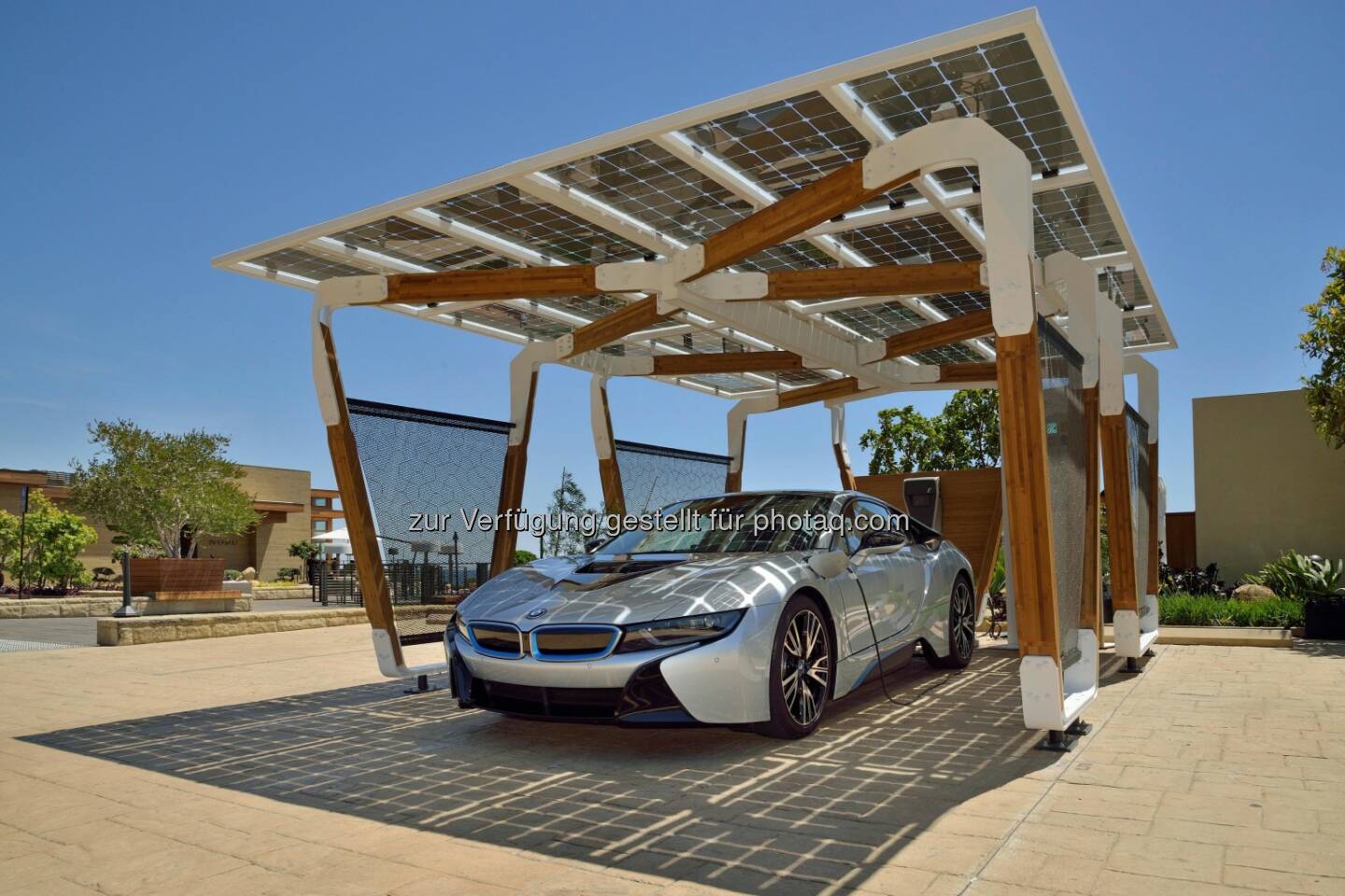 BMW Group DesignworksUSA entwickelt Solar-Carport Concept