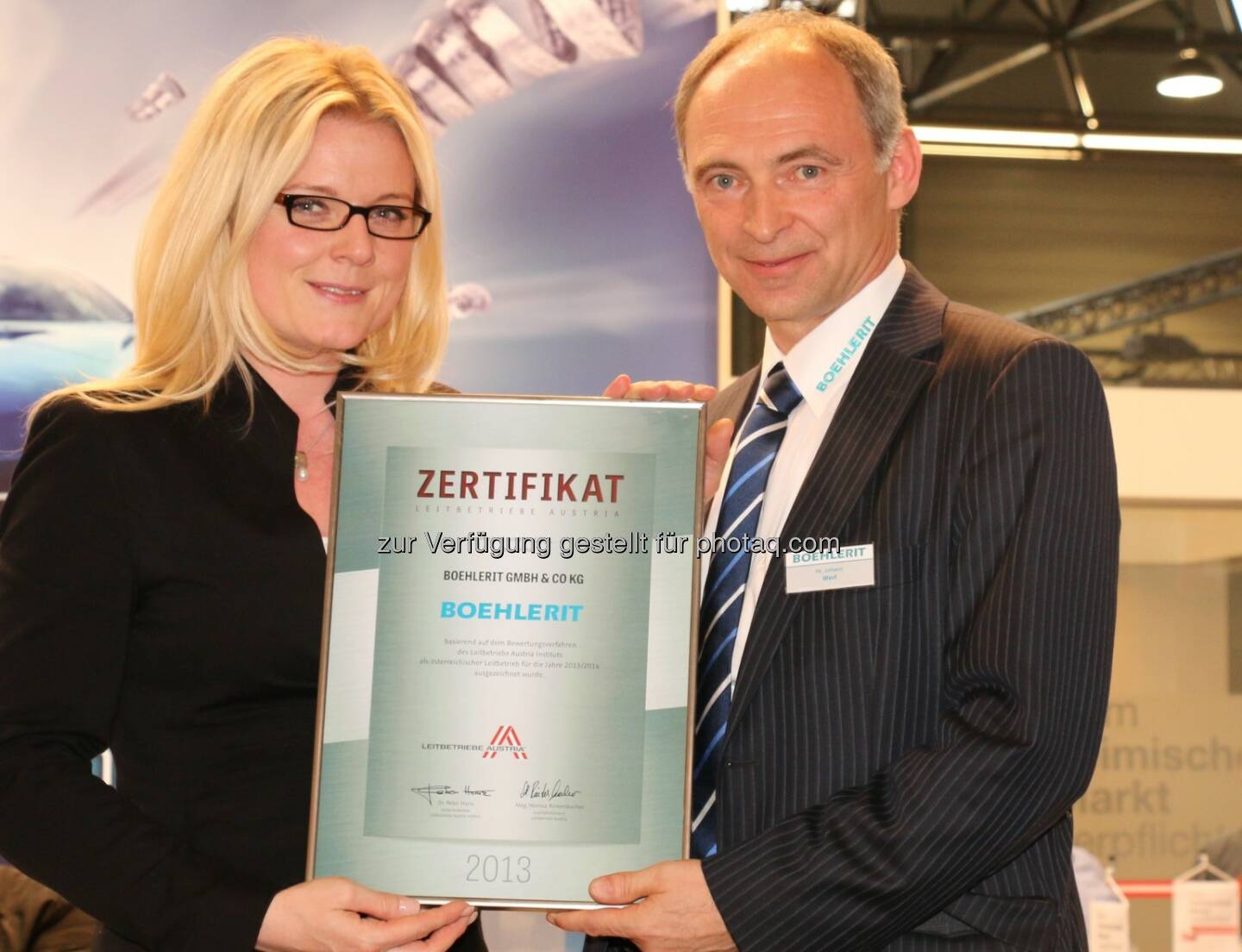 Monica Rintersbacher (Gsf. Leitbetriebe Austria) übergibt die Auszeichnung an Johann Werl (Geschäftsführer von Boehlerit Kapfenberg) - Auf der intertool, Fachmesse für Fertigungstechnik in Wien, bekam der Hartmetallspezialist Boehlerit Kapfenberg im Beisein nationaler und internationaler Kunden die Auszeichnung Leitbetrieb Austria verliehen. (Bild: Ferstl/Boehlerit)