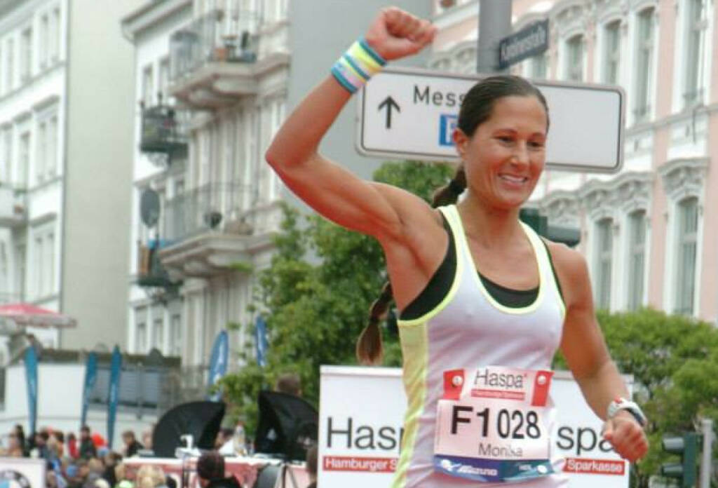 Yes, Ziel, Runplugged Betatesterin beim Hamburg Marathon in knapp mehr als 3h im Ziel https://www.facebook.com/ (10.05.2014) 