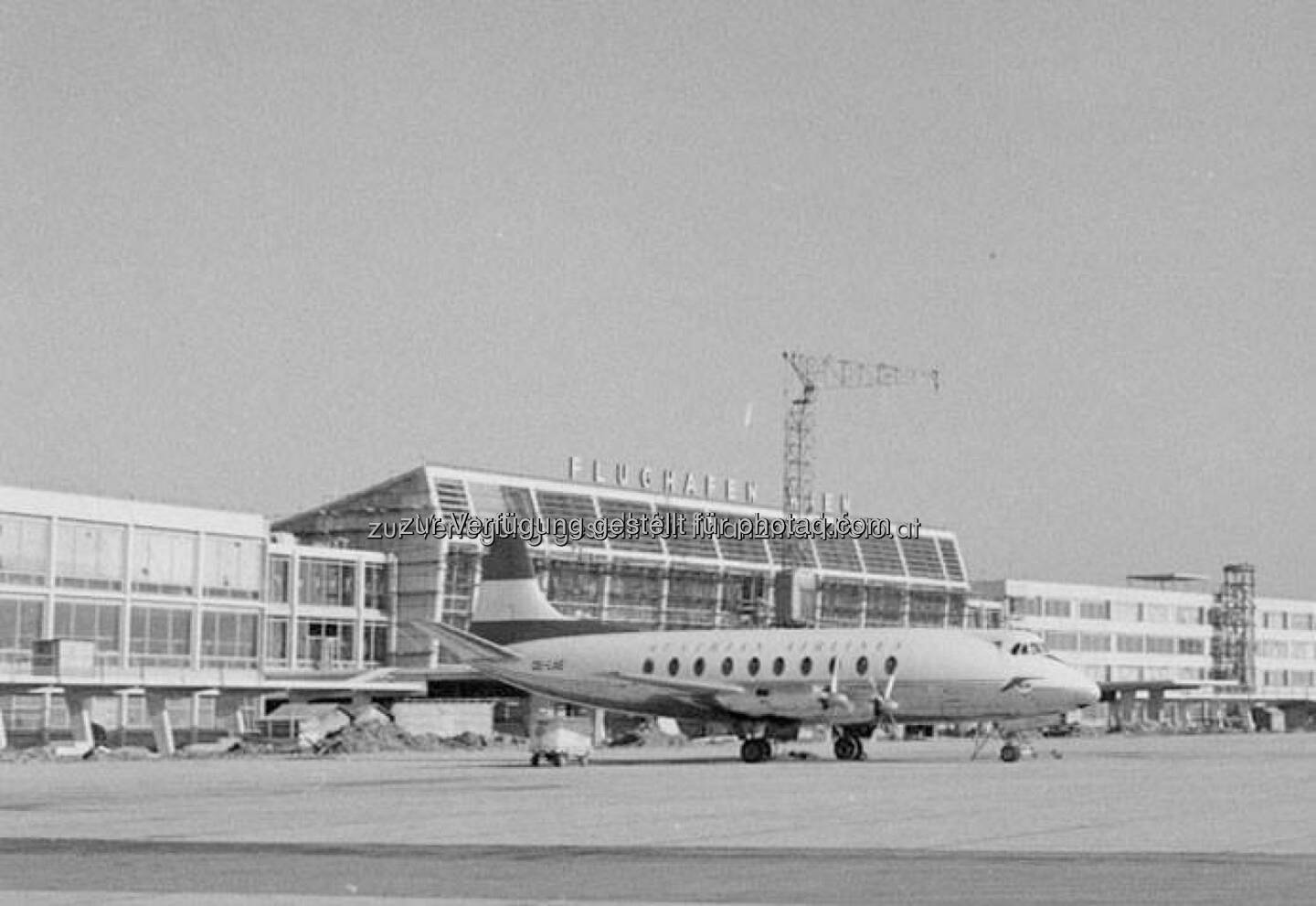 17 Airlines haben 1957 den Flughafen Wien angeflogen. PanAm, Aeroflot, CSA, LOT und die Deutsche Lufthansa kamen regelmäßig. Und für ein paar Tage sogar Luftschiffe!  Source: http://facebook.com/flughafenwien