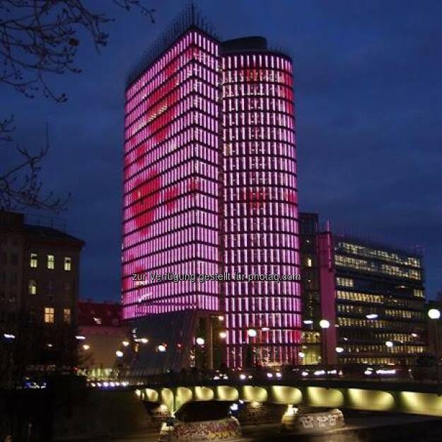 Uniqa-Muttertag: Wir äßen Fisch mit Honig
und Blumenkohl mit Zimt,
wenn Du nicht täglich sorgtest,
dass alles klappt und stimmt.                                              Wir danken und gratulieren allen Müttern zum Muttertag. Auch unser Tower erstrahlt ganz im Zeichen dieses Ehrentages.  Source: http://facebook.com/uniqa.at (11.05.2014) 