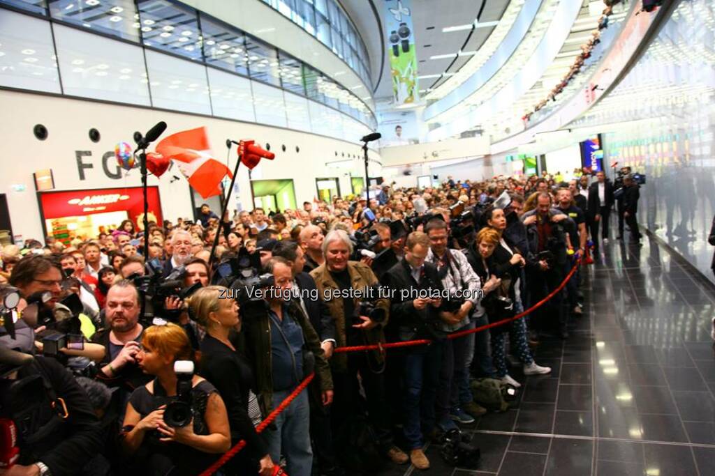 Flughafen Wien: Willkommen daheim! Unsere Song Contest Siegerin Conchita Wurst ist heute um 11.44 Uhr am Flughafen Wien gelandet  - und wurde von zahlreichen Fans und Medien gefeiert! Dem schließen wir uns gerne an, auch der Flughafen Wien gratuliert Conchita Wurst sehr herzlich zu ihrem großartigen Erfolg beim Song Contest 2014. Source: http://facebook.com/flughafenwien (11.05.2014) 