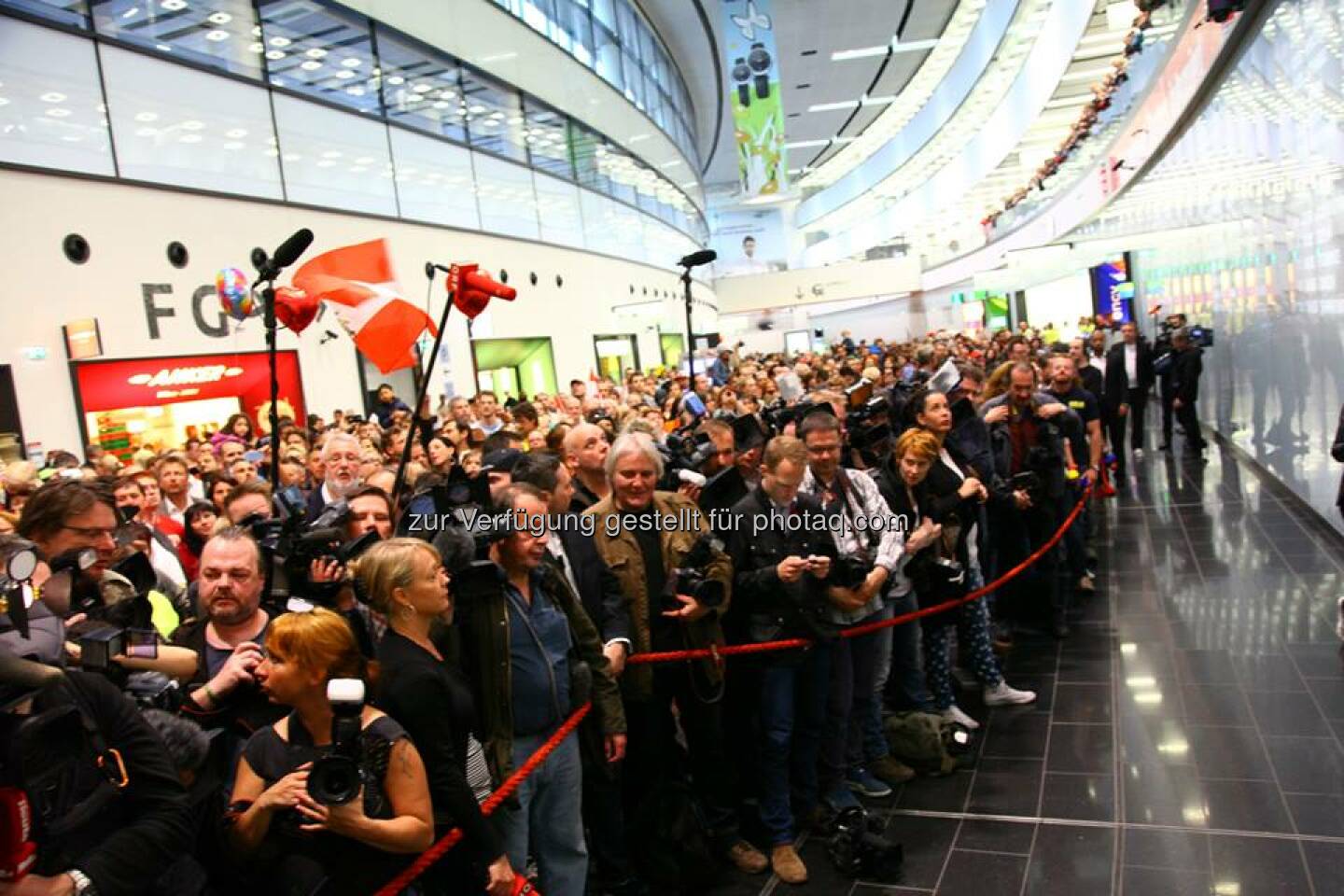 Flughafen Wien: Willkommen daheim! Unsere Song Contest Siegerin Conchita Wurst ist heute um 11.44 Uhr am Flughafen Wien gelandet  - und wurde von zahlreichen Fans und Medien gefeiert! Dem schließen wir uns gerne an, auch der Flughafen Wien gratuliert Conchita Wurst sehr herzlich zu ihrem großartigen Erfolg beim Song Contest 2014. Source: http://facebook.com/flughafenwien