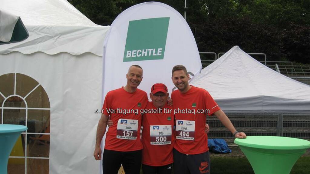 Bechtle: Gestern fand der Trollinger-Marathon in Heilbronn mit einer Rekordläuferzahl statt. Auch 98 unserer Kollegen, Herstellerpartner und Kunden aus Frankreich, Großbritannien, der Schweiz und ganz Deutschland gingen mit an den Start.
 
Mit einer beachtlichen Zeit von 1 Stunde und 18 Minuten erreichte Wolfgang Gauss, Kunde unseres Systemhauses in Stuttgart, einen grandiosen 11. Platz beim Halbmarathon. Respekt! Der schnellste Bechtle Läufer über die Gesamtdistanz war Tobias Horray, der nach 3 Stunden und 24 Minuten als 75. ins Ziel kam.
Ebenfalls fantastisch: Wolfgang Bauer aus dem Bechtle Systemhaus Rhein-Main trat gestern seinen zehnten Trolli-Lauf in Folge im Bechtle Trikot an. Herausragend aber vor allem die Leistung von unserem Kollegen Otto Müller, der beim Marathon den zweiten Platz seiner Altersklasse (M70!!) erreichte – wow!
 
Wir gratulieren allen unseren Läufern zu ihrer super Leistung. Ihr seid alle Sieger!  Source: http://facebook.com/BechtleAG (12.05.2014) 