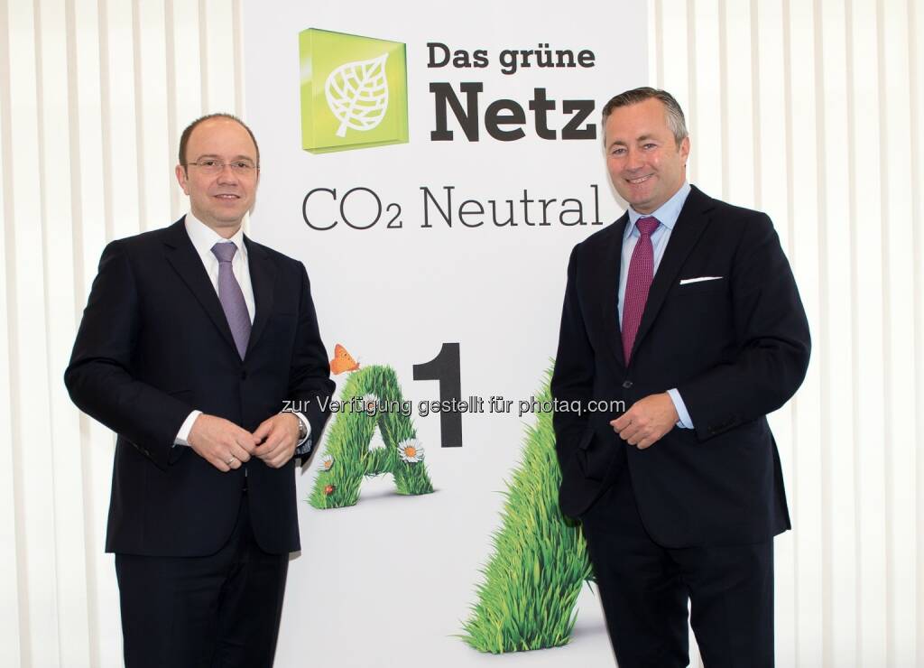 Alexander Sperl (A1 Vorstand Marketing, Vertrieb und Service) und Hannes Ametsreiter (Generaldirektor A1 und Telekom Austria Group) präsentieren A1: Das erste grüne Netz Österreichs - 100 % CO2 neutral (Bild: A1 Telekom Austria AG/APA-Fotoservice/Hörmandinger) (12.05.2014) 