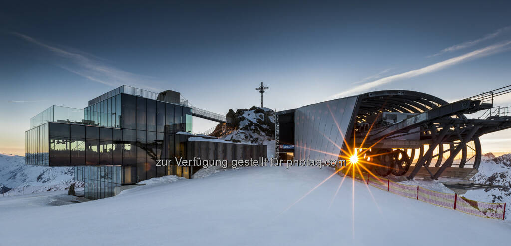 Sölden erzielte mit neuen Angeboten wie dem Ice Q Restaurant zum zweiten Mal in Folge ein Allzeithoch an Nächtigungen  und verbuchte damit im Winter 2013/2014 die vierte Rekordsaison in Folge, Gipfelkreuz, Sonne, Lift, Berge (Bild: Rudi Wyhlidal, Bergbahnen Sölden) (13.05.2014) 