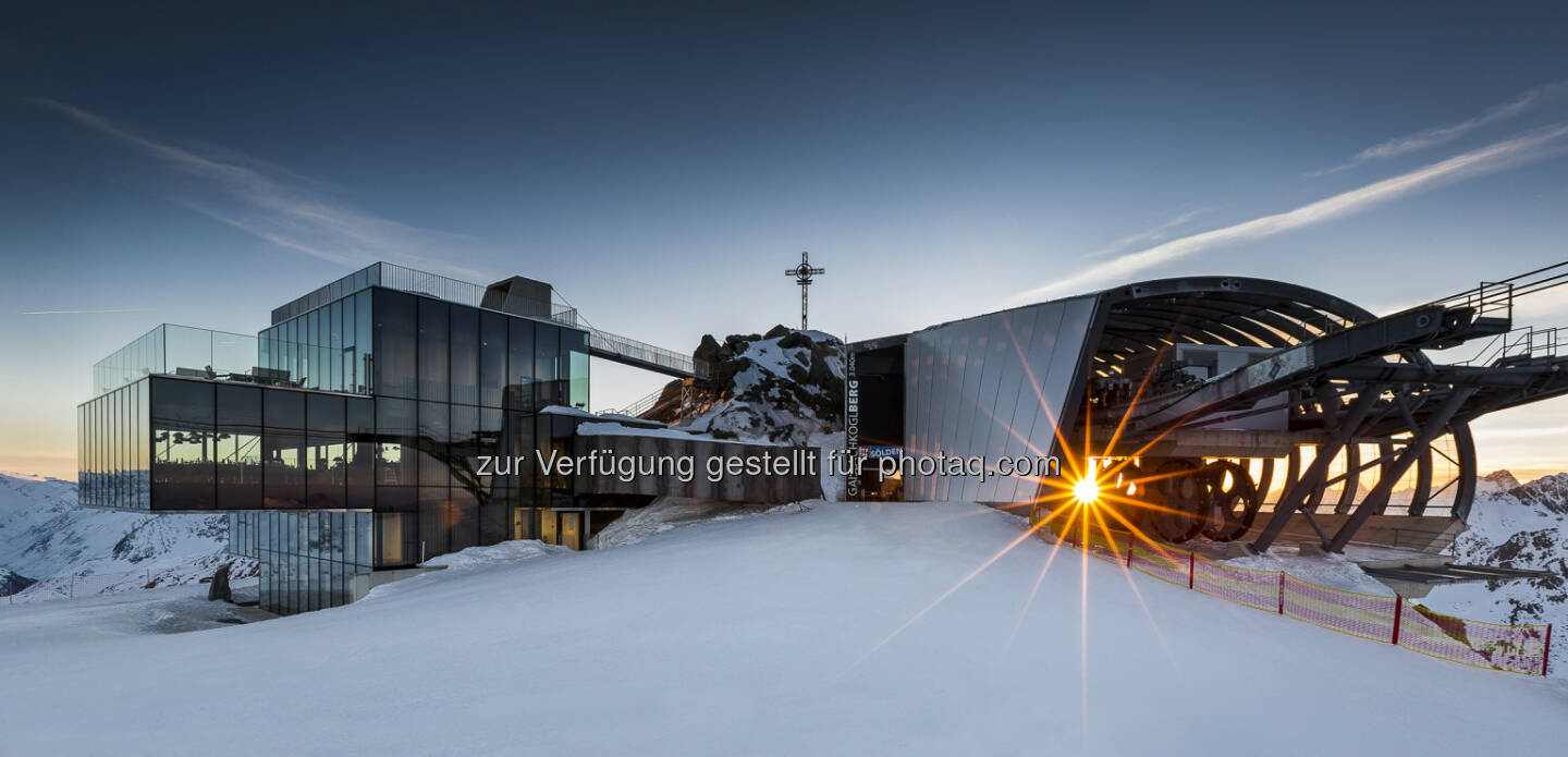 Sölden erzielte mit neuen Angeboten wie dem Ice Q Restaurant zum zweiten Mal in Folge ein Allzeithoch an Nächtigungen  und verbuchte damit im Winter 2013/2014 die vierte Rekordsaison in Folge, Gipfelkreuz, Sonne, Lift, Berge (Bild: Rudi Wyhlidal, Bergbahnen Sölden)