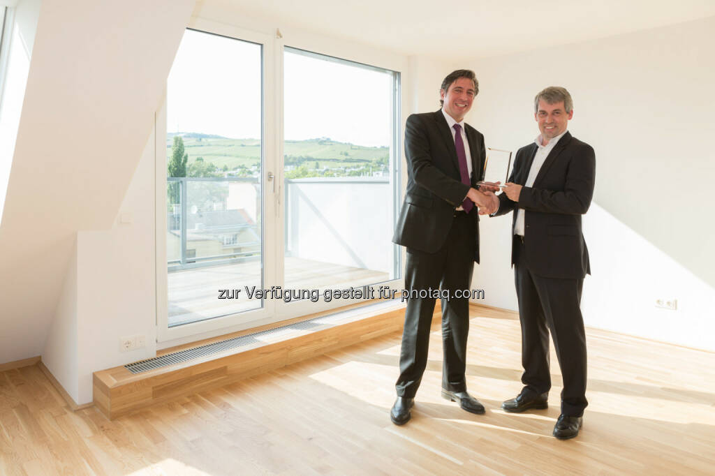 Andreas Holler (Buwog-Geschäftsführer), Martin Prober (Prokurist Premium) - Buwog übergibt Projekt in Döbling an Premium Immobilien AG (Bild: Buwog/Stephan Huger) (14.05.2014) 