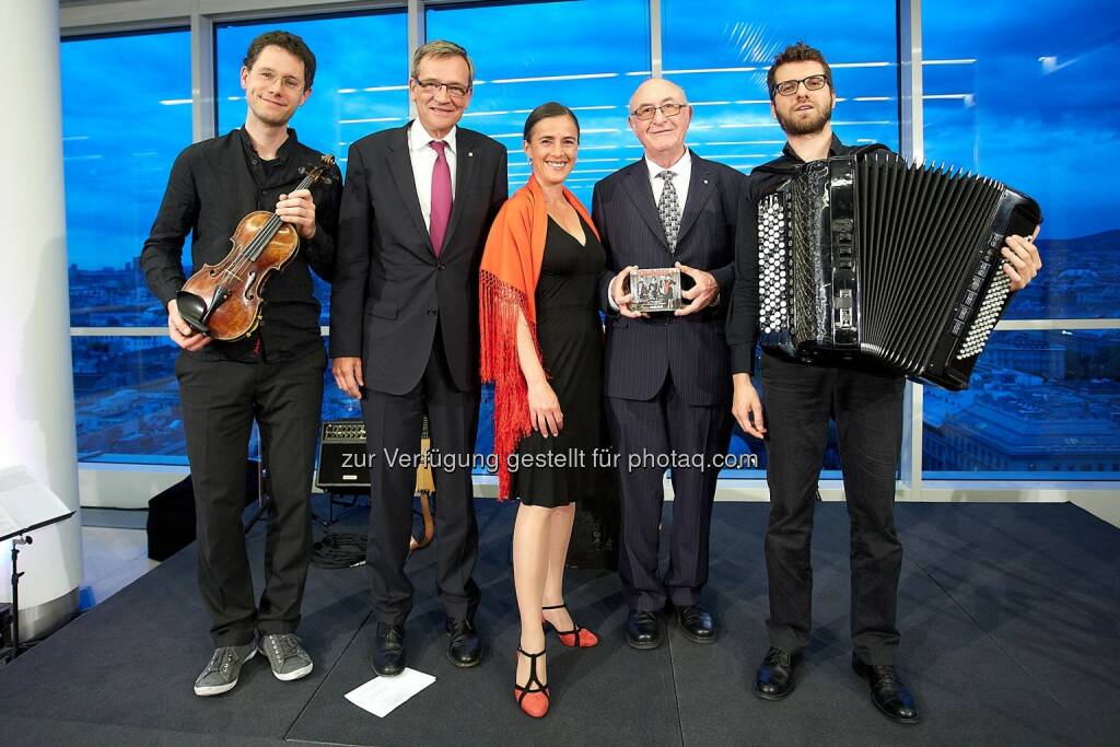 Klemens Bittmann (Folksmilch - Geige & Mandola), Robert Lasshofer (Generaldirektor Wiener Städtische Versicherung), Mercedes Echerer (Entertainerin), Günter Geyer (Generaldirektor Wiener Städtische Versicherungsverein), Christian Bakanic (Folksmilch - Akkordeon & Cajon): Günter Geyer lud zu einer literarisch-musikalischen Reise entlang der Donau. Schauspielerin Mercedes Echerer präsentierte gemeinsam mit dem Acoustic Trio Folksmilch ein Potpourri aus Liedern und Geschichten der Region zwischen Schwarzwald und Schwarzem Meer. (14.05.2014) 