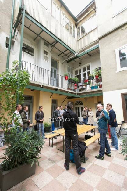 Oliver Olbrich (cpg), Christian-Hendrik Knappe (Deutsche Bank), Gerald Pollak (Sieger der YPD-Challenge von ServusTV ), Robert Gillinger (Börse Express), Artur Zolkiewicz (Nixe), Wolfgang Siegl-Cachedenier (startupps.net), Christina Oehler (wikifolio), Doris Gstatter (IR & mehr), Daniel K. (Praktikantenaspirant), Thomas Hapala (wikifolio), Constantin Simon (Nixe), Christian Drastil, Josef Chladek, © finanzmarktfoto.at/Martina Draper (15.05.2014)