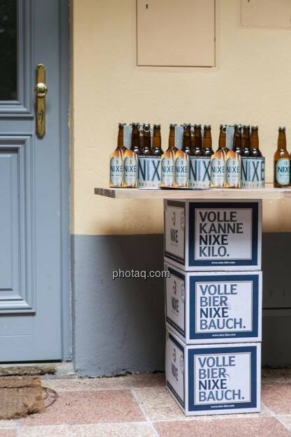 Nixe, Bierflaschen, Bierkartons, © finanzmarktfoto.at/Martina Draper (15.05.2014)