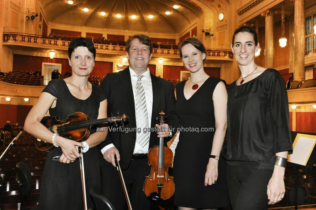 Sandra Bauernfeind (Leitung Wohnimmobilien EHL), Michael Ehlmaier (Geschäftsführender Gesellschafter EHL Immobilien) spielten Geige, Theres Kolarz-Lakenbacher (Leitung Marketing) und Eva Tondolo (Vorsorgewohnungen) sangen im Chor - anlässlich: EHL Immobilien luden zu einem Benefizkonzert im Wiener Konzerthaus zugunsten der Caritas Socialis (Bild: EHL) (15.05.2014)
