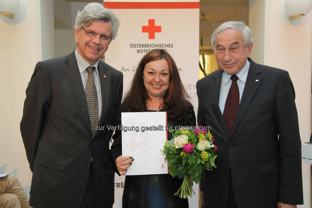 Monika Eigensperger / FM4 erhält Heinrich-Treichl-Preis des Österreichischen Roten Kreuzes: Generalsekretär Werner Kerschbaum, FM4-Senderchefin Monika Eigensperger, Rotkreuz-Präsident Gerald Schöpfer (c) ÖRK/Markus Hechenberger (15.05.2014) 