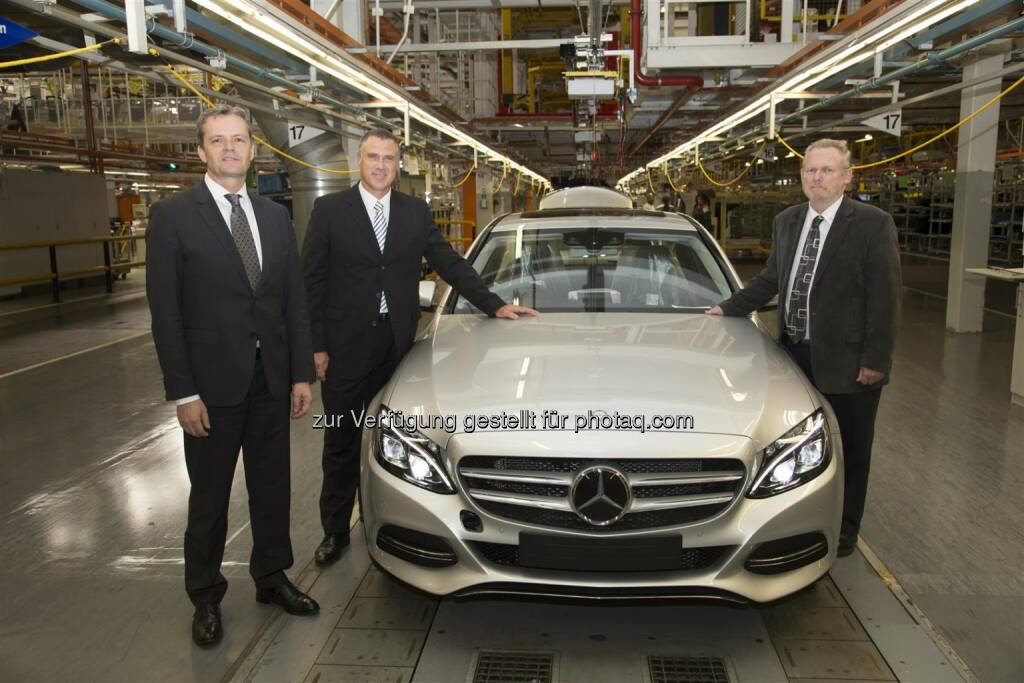 Produktionsstart der neuen Mercedes-Benz C-Klasse im Werk East London, Südafrika: Markus Schäfer, Bereichsvorstand Mercedes-Benz Cars Produktion und Supply Chain Management, Arno van der Merwe, CEO Mercedes-Benz South Africa und Leiter Mercedes-Benz Werk East London, Rob Davies, Handels- und Industrieminister der Republik Südafrika. (15.05.2014) 