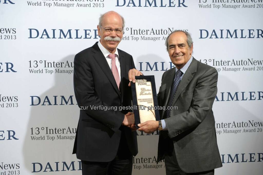 Dieter Zetsche (Vorstandsvorsitzender der Daimler AG und Leiter Mercedes-Benz Cars) mit World Top Manager Award 2013 ausgezeichnet (links Tommaso Tommasi, Vorsitzender der Jury und Direktor der Fachzeitschrift InterAutoNews) (Bild: Daimler) , © Aussendung (15.05.2014) 