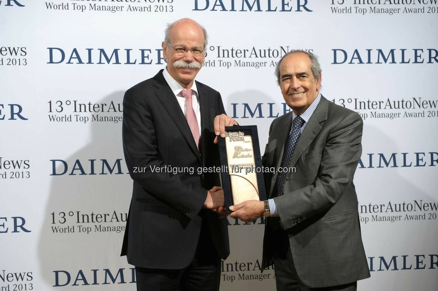 Dieter Zetsche (Vorstandsvorsitzender der Daimler AG und Leiter Mercedes-Benz Cars) mit World Top Manager Award 2013 ausgezeichnet (links Tommaso Tommasi, Vorsitzender der Jury und Direktor der Fachzeitschrift InterAutoNews) (Bild: Daimler) 