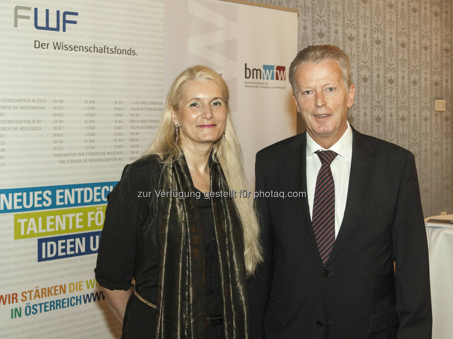 Reinhold Mitterlehner (Wissenschafts- und Forschungsminister) und Pascale Ehrenfreund (FWF-Präsidentin) bei der Pressekonferenz im Blauen Salon: Mehr Geld für Spitzenforschung in Österreich (Bild: BMWFW)