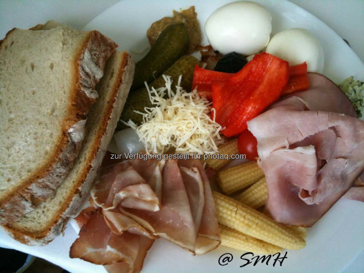 UBM-HV. So schmeckt das Burgenland. Und so schmeckt ein echtes Brot, wie wir es vor Jahrzehnten gegessen haben. Geruch und Geschmack läßt sich leider durch ein Bild nicht vermitteln, man musste es selbst gekostet haben. Nicht umsonst schwärmen heute noch viele, die dabei gewesen sind, von dieser Veranstaltung. Sie haben die Latte für andere sehr hoch gelegt. Obwohl nur kaltes Buffet