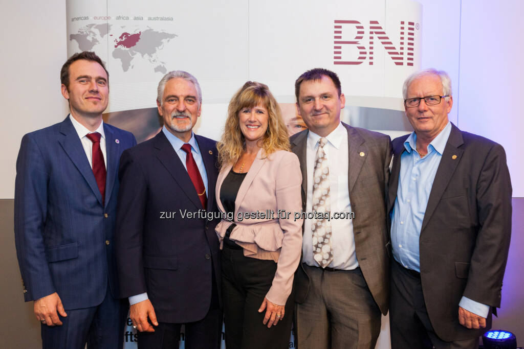 Ivan Misner (BNI-Gründer, 2.v.r.), seine Ehefrau Beth Misner, Verwalterin der BNI Stiftung, die beiden Nationaldirektoren für Deutschland-Österreich, Michael Mayer (l.) und Harald Lais (2.v.r.) sowie Peter Hermetschweiler, Nationaldirektor für die Schweiz - anlässlich BNI spendet 4.000 Euro für IW Junior im Rahmen der internationalen DACH-Konferenz in Düsseldorf (Bild: BNI / Malte Reiter) (19.05.2014) 