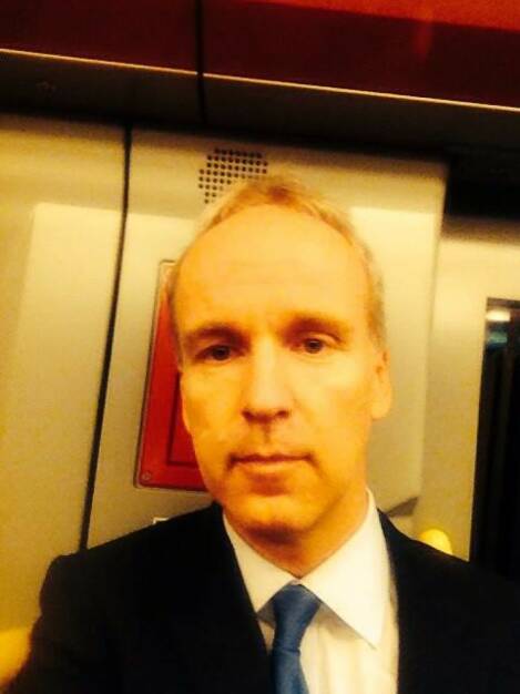Betrübt schauendes Krawatten U-Bahn Selfie vom finanzmarktfoto-Herausgeber, © mit Genehmigung der jeweiligen Selfiesierenden (20.05.2014) 