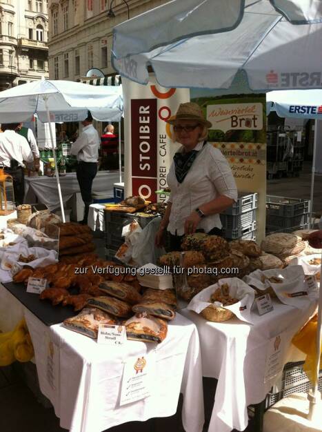 Stände und Kulinarisches vor der Erste Bank am Graben  Source: http://facebook.com/erstebank (24.05.2014) 