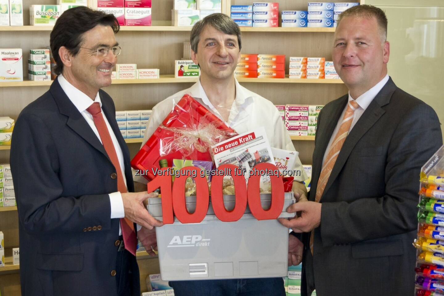 Österreichische Post AG: AEP gewinnt tausendsten Kunden - Apotheker Martin Straulino (Mitte) erhält das Starterpaket von AEP Geschäftsführer Markus Eckermann (links) und Udo Eckstein, AEP Vertrieb (c) OTS