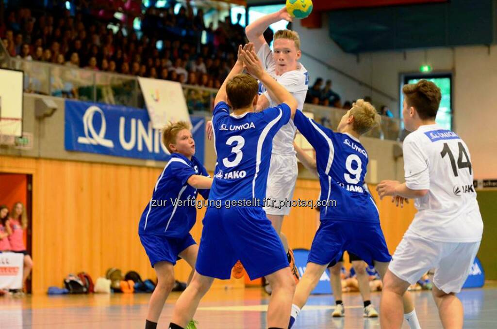 Mit Riesenjubel gingen die 34. Bundesmeisterschaften des Uniqa Handball Schulcups in Schwaz in Tirol zu Ende. Und die beiden Titelverteidiger aus NÖ konnten den Sieg erneut heimholen - das gab es das letzte Mal vor 26 Jahren! Zum ersten Mal gab es heuer dafür einen Gaststar: Die Uniqa Skilady Bernadette Schild kam, um den jungen Sportkollegen zu gratulieren und ihnen die wohlverdienten Pokale zu überreichen.  Source: http://facebook.com/uniqa.at (27.05.2014) 