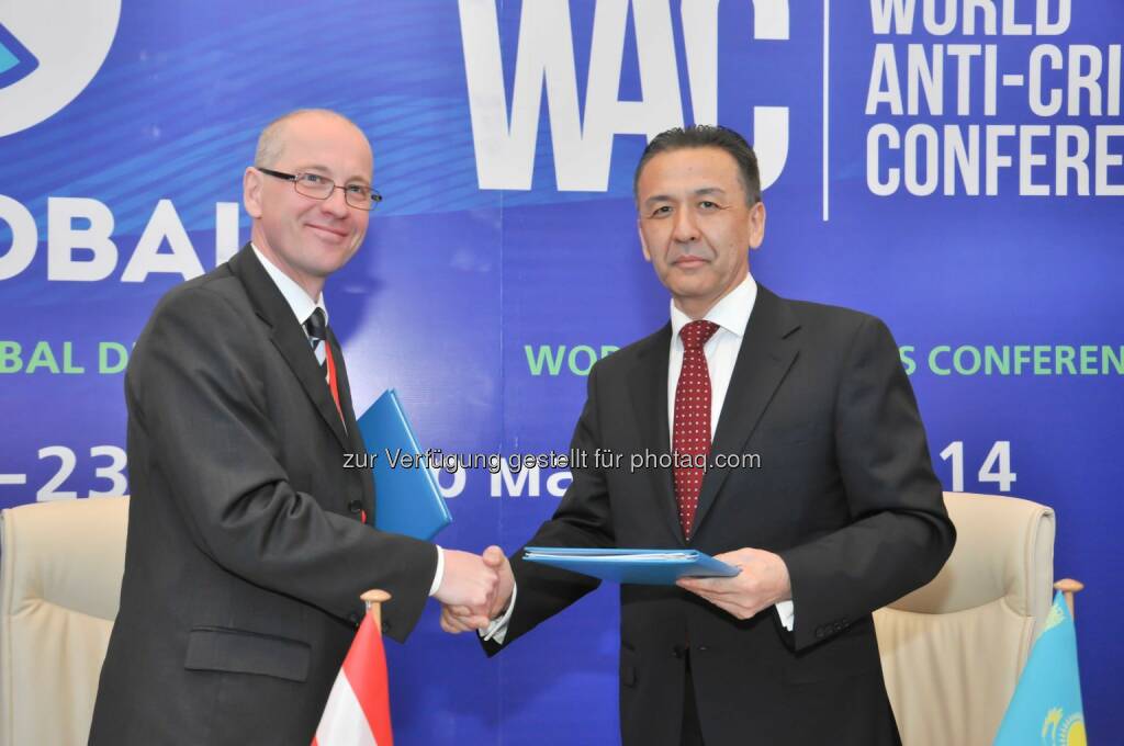 Unterzeichneten ein Memorandum of Understanding: Der Rektor der Donau-Universität Krems, Friedrich Faulhammer und der Rektor der Academy of Public Administration in Astana, Bolatbek Abdrassilov. (C) ACPA
, © Aussendung (28.05.2014) 