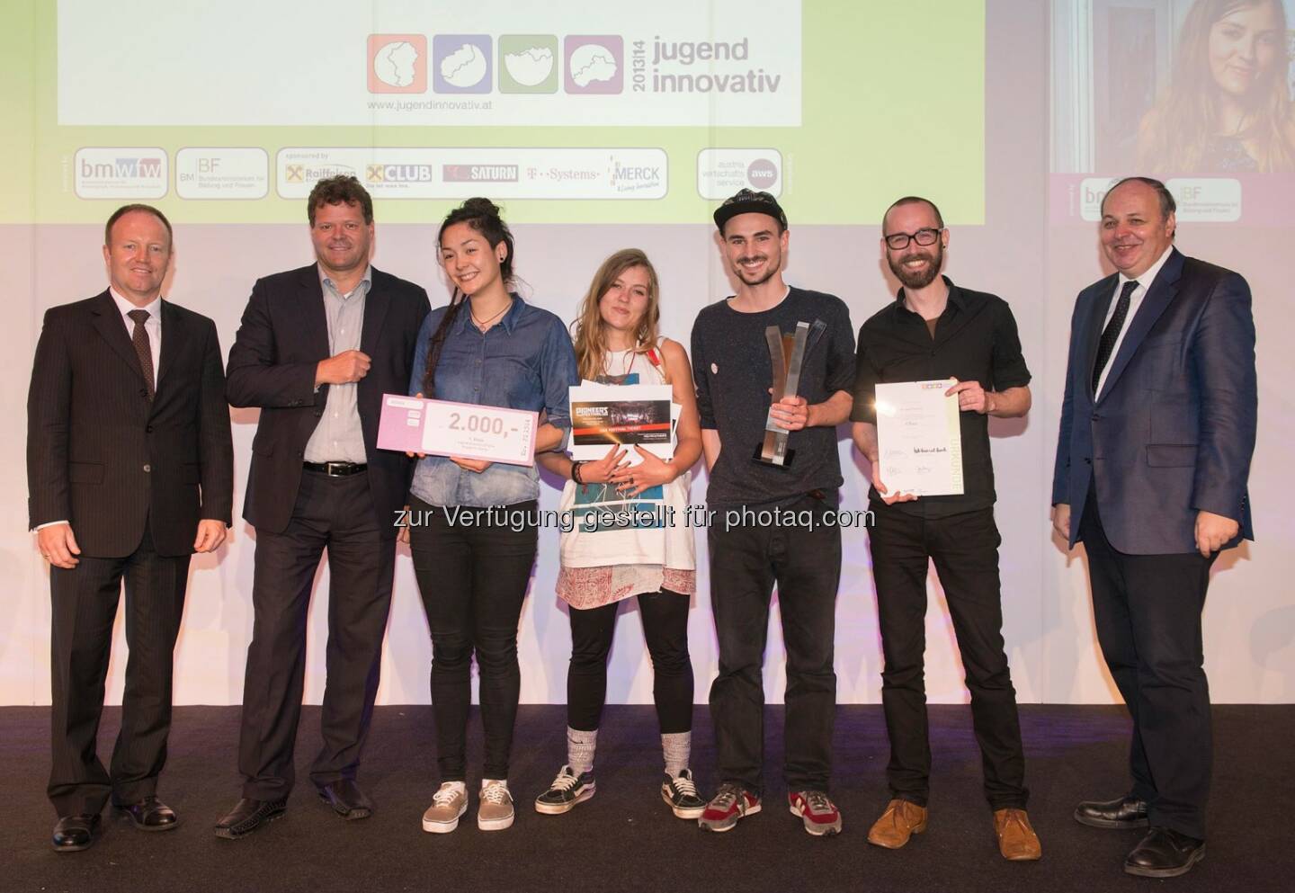 In der Kategorie Design ging der Hauptpreis an drei Schüler von der HTBLuVA Salzburg. Mira Marlen Ruhmannseder, Hannah Shong und Manuel Tozzi widmen sich schon seit mehreren Jahren der Herausforderung, die vielfältigen Anforderungen an gutes Corporate Design unter einen Hut zu bringen. Nun haben sie mit ihrem Projekt The Yessir Collecitve eine lose Vereinigung künstlerisch tätiger Menschen realisiert, die ästhetisches Bewusstsein mit Spontaneität verbindet.