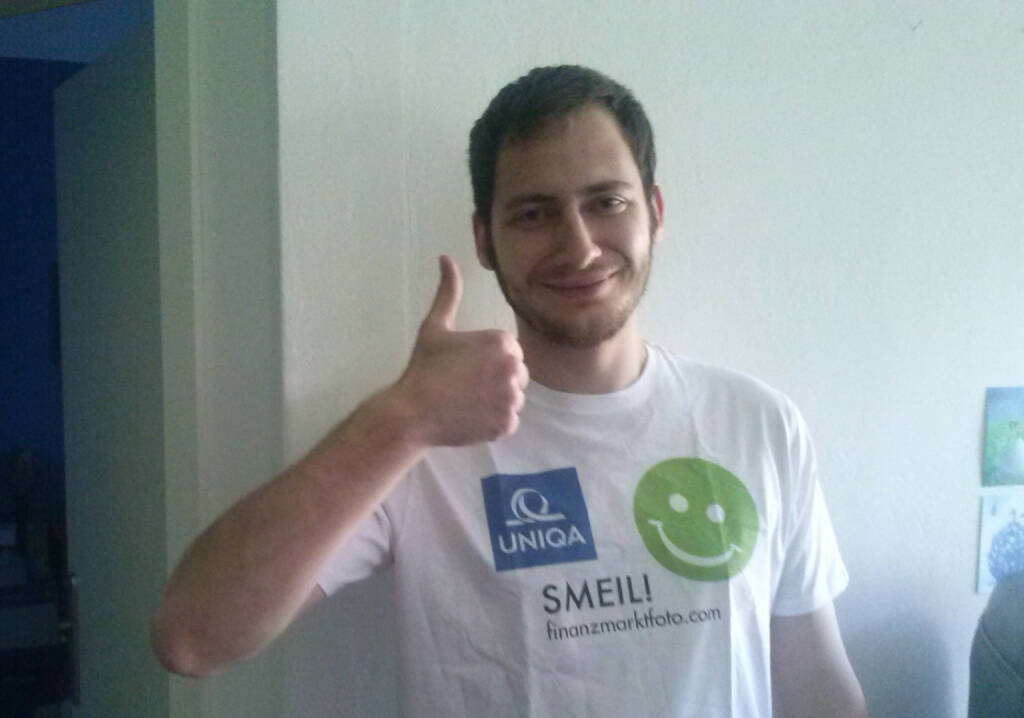 Daumen hoch Uniqa Smeil Peter Grebien  (Foto: Daniel Koinegg), Shirt in der Uniqa Kollektion (29.05.2014) 