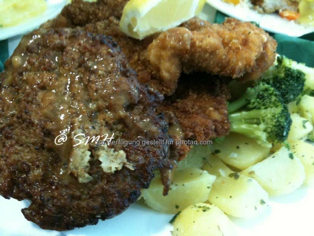 Da waren die Augen mal wieder zu groß. Wenn man sich was ohne Bon holen kann, dann kann es schon mal passieren, dass so ein riesiges faschiertes Laberl die Schnitzel verdeckt, © Michael Fischer (03.06.2014)